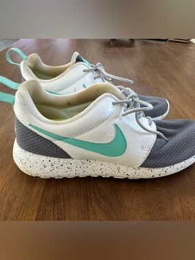 Nike Women's Roshe Run. Limited Edition. Gray, White & Teal Fly-knit